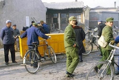 照相馆有个漂亮姑娘，当兵的很乐意照相，老兵在此喜拍结婚照