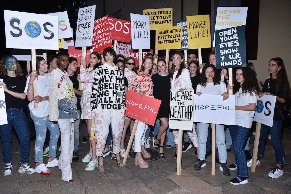 蕾哈娜菠萝纹的服装,蕾哈娜服装品牌