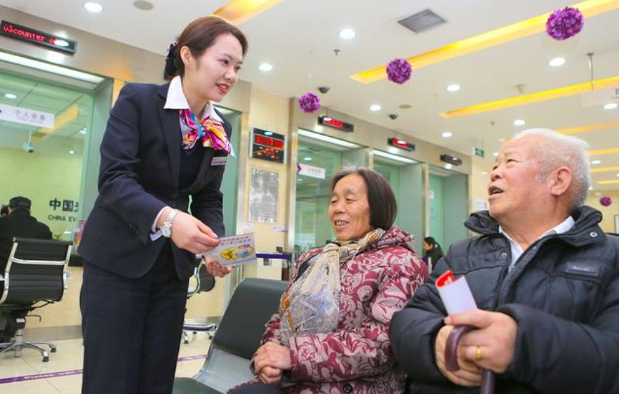 银行人员来单位办信用卡靠谱吗,为什么银行员工让办信用卡