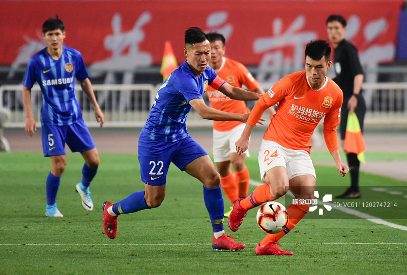 他退役6年重新踢中超，队友群殴时他一个转身触动万千球迷