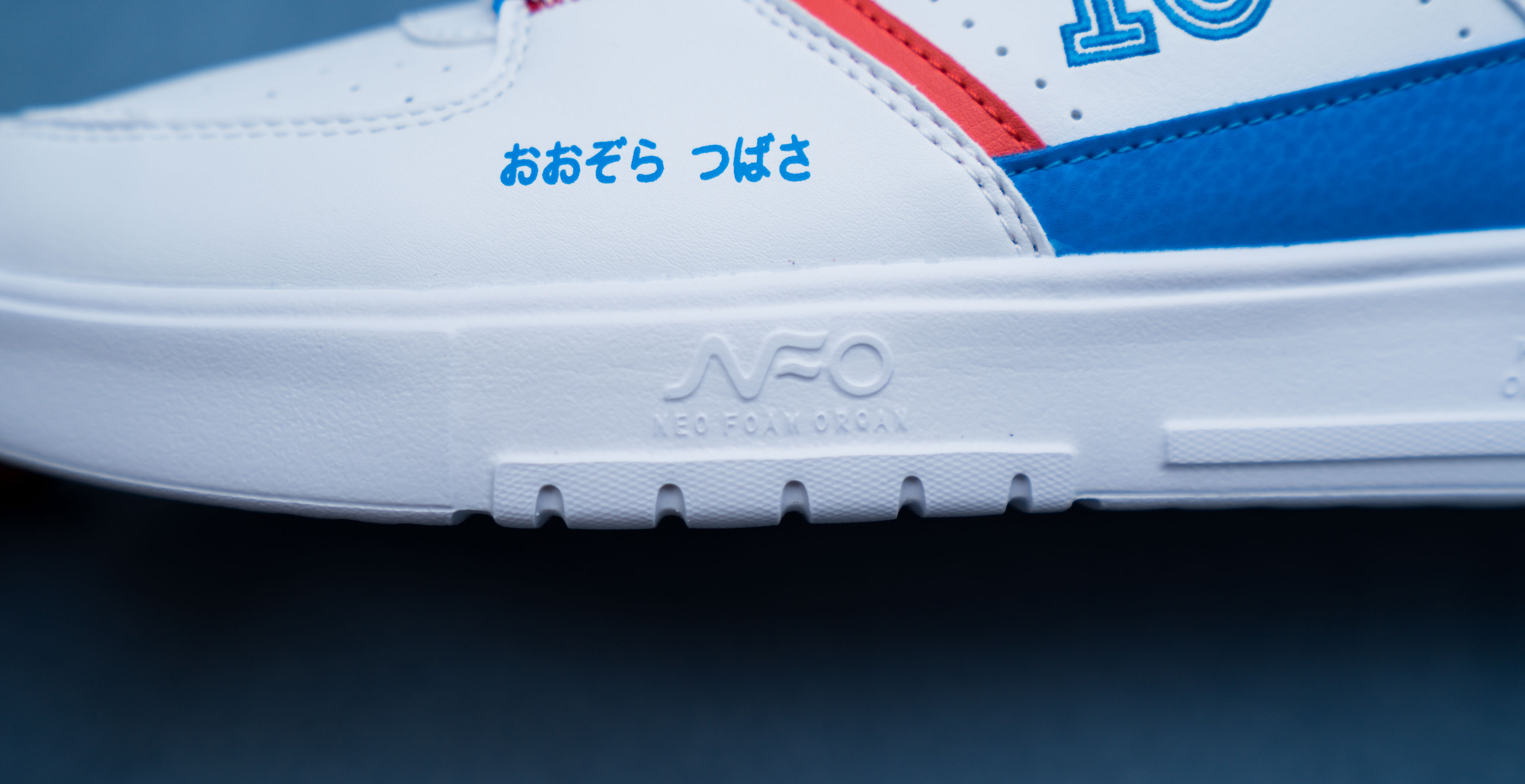 加上NFO科技，这一波联名有内味了：361°X足球小将小白鞋体验