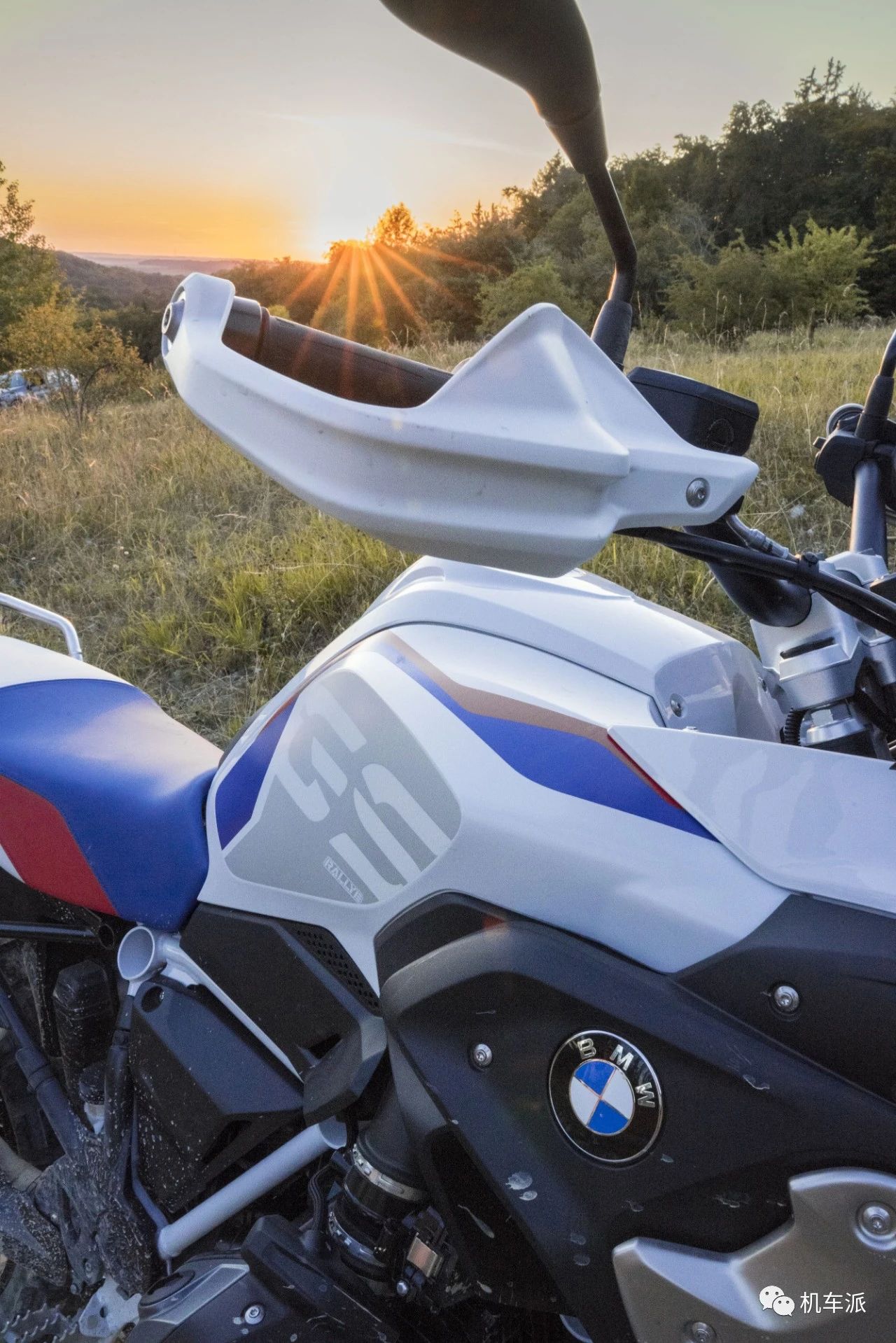 宝马2021款g310r舒适版,宝马g310gs漫画图