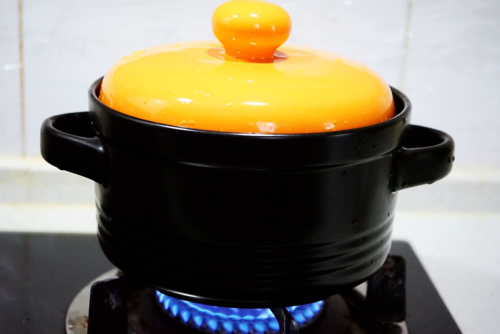 黄桃成熟了摘下来做个黄桃罐头,黄桃丰收