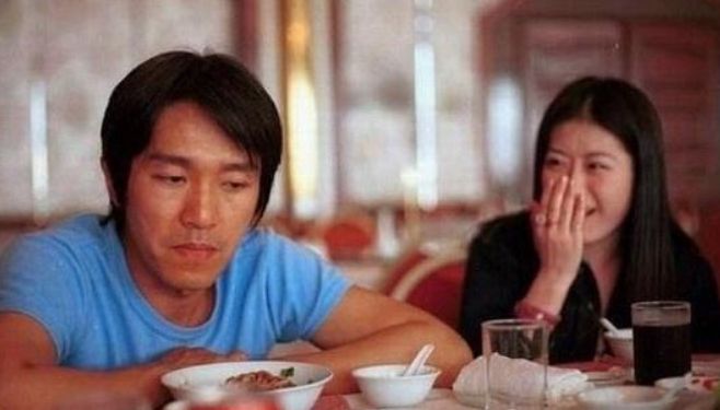 与周星驰签约8年只拍了2部戏,18岁就被周星驰看中