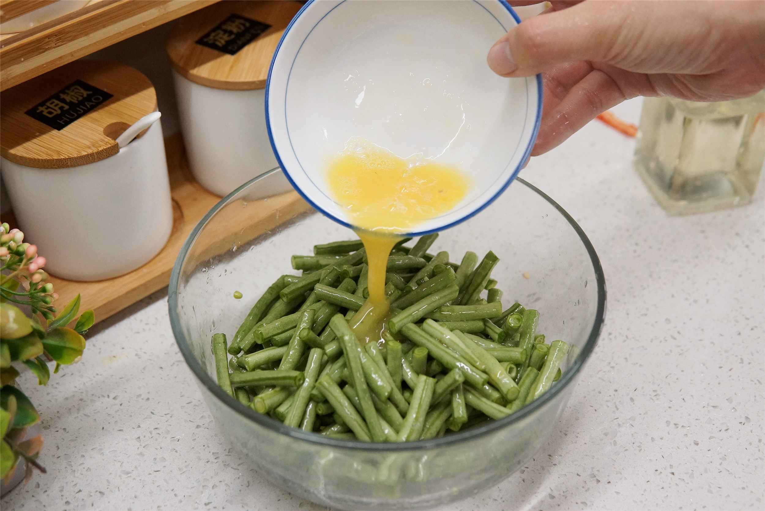 豆角别炒着吃了教你懒人做法,豆角新吃法不炒不凉拌