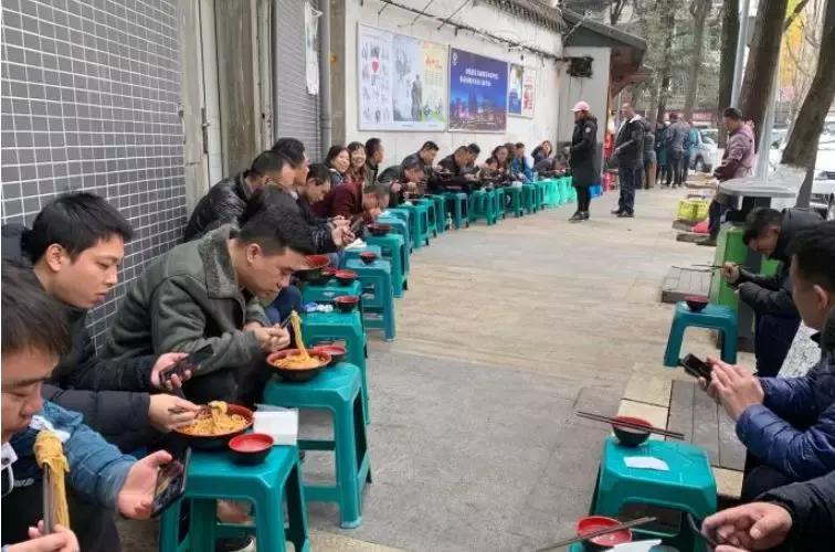 我在2018年的网红美食堆里，精挑出了这23家火爆的店给你！