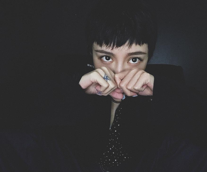 周扬青戴黑色帽子的照片,周扬青同款发型