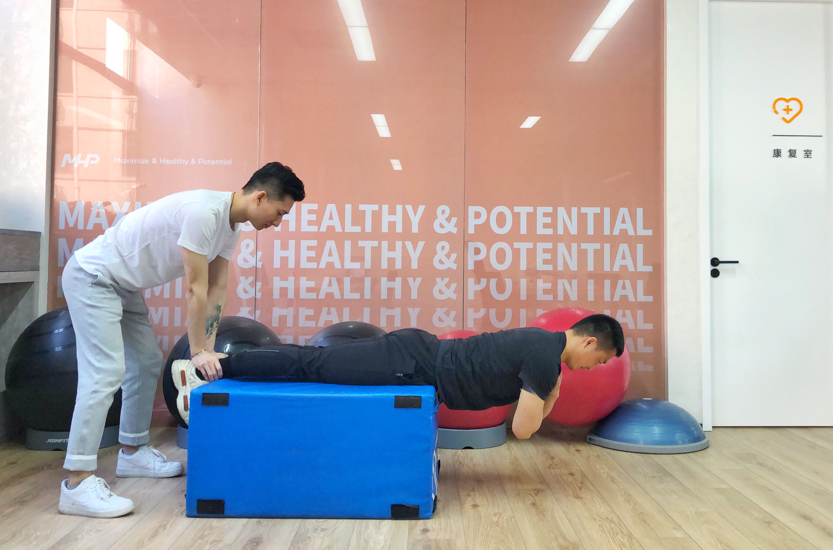 久坐后背疼如何缓解,长期久坐后背不舒服