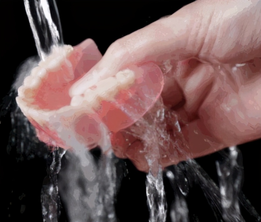 戴活动假牙的老年人要注意,护理不当会把牙齿“毁了”