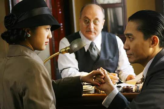 《色戒》告诉你，人不可任由自己被欲望驱使