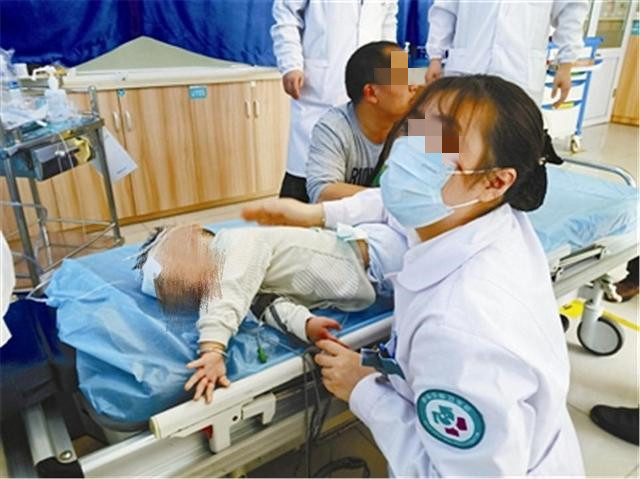 大人睡觉翻身压到孩子,爸爸睡觉翻身压死三个月孩子