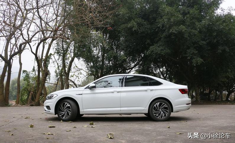 15万买一辆新车速腾还是二手迈腾,买新速腾还是买低配迈腾