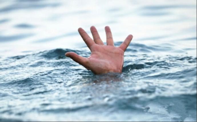 3岁宝宝被蜜蜂蛰了手肿了怎么办,蜜蜂蜇伤医生怎么处理