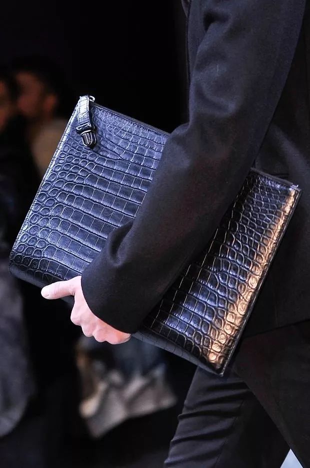 中国男人挎包,男人夹包过时了吗