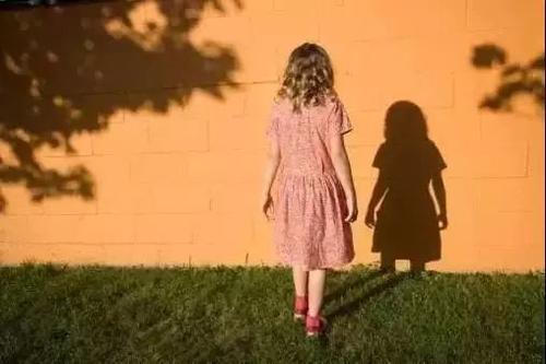 孩子性格内向怎么纠正？专家：不用改，内向性格的孩子更容易成功