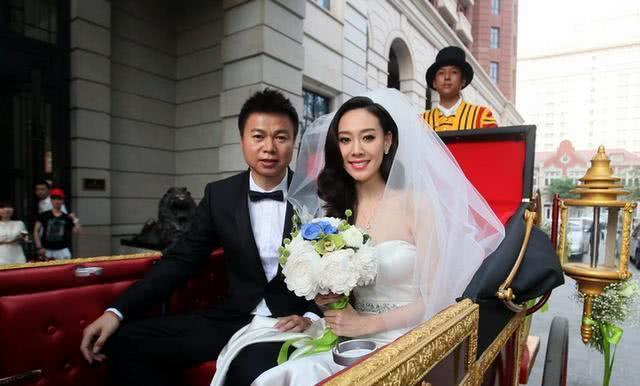 曾是国足功勋队员，40岁三婚迎娶27岁女星，如今已是三孩父亲