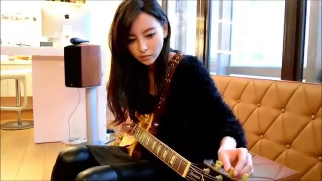 王源弹吉他的视频,王源空手弹吉他的视频