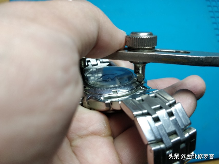 fila手表后盖怎么打开,电子手表后盖盖子怎样打开