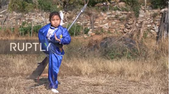外国人练中国功夫的方法也太油菜花了