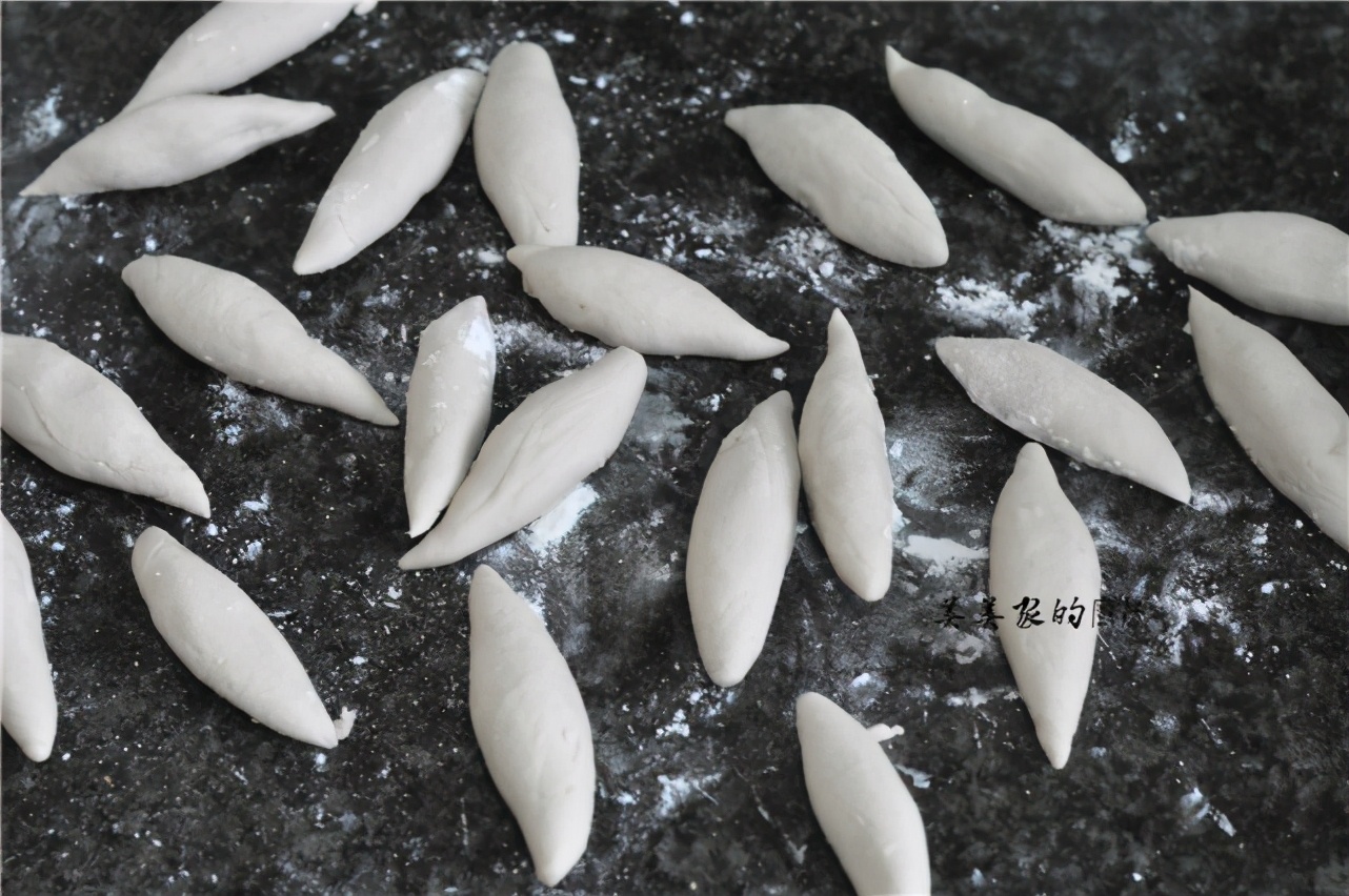 天热吃饺子，不如煮鱼鱼，不用面粉柔软Q弹，儿子一口气吃两碗