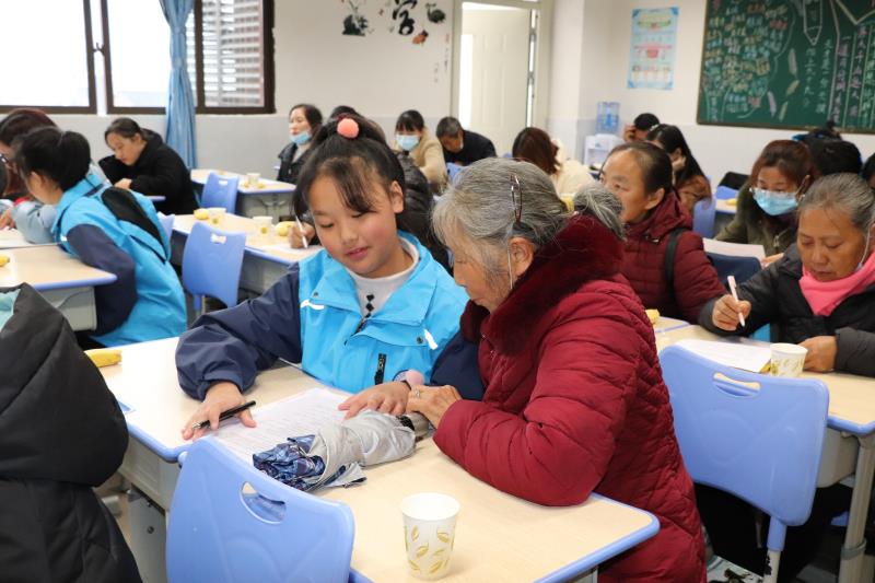 邻水县英才实验学校召开家长培训及家长会。