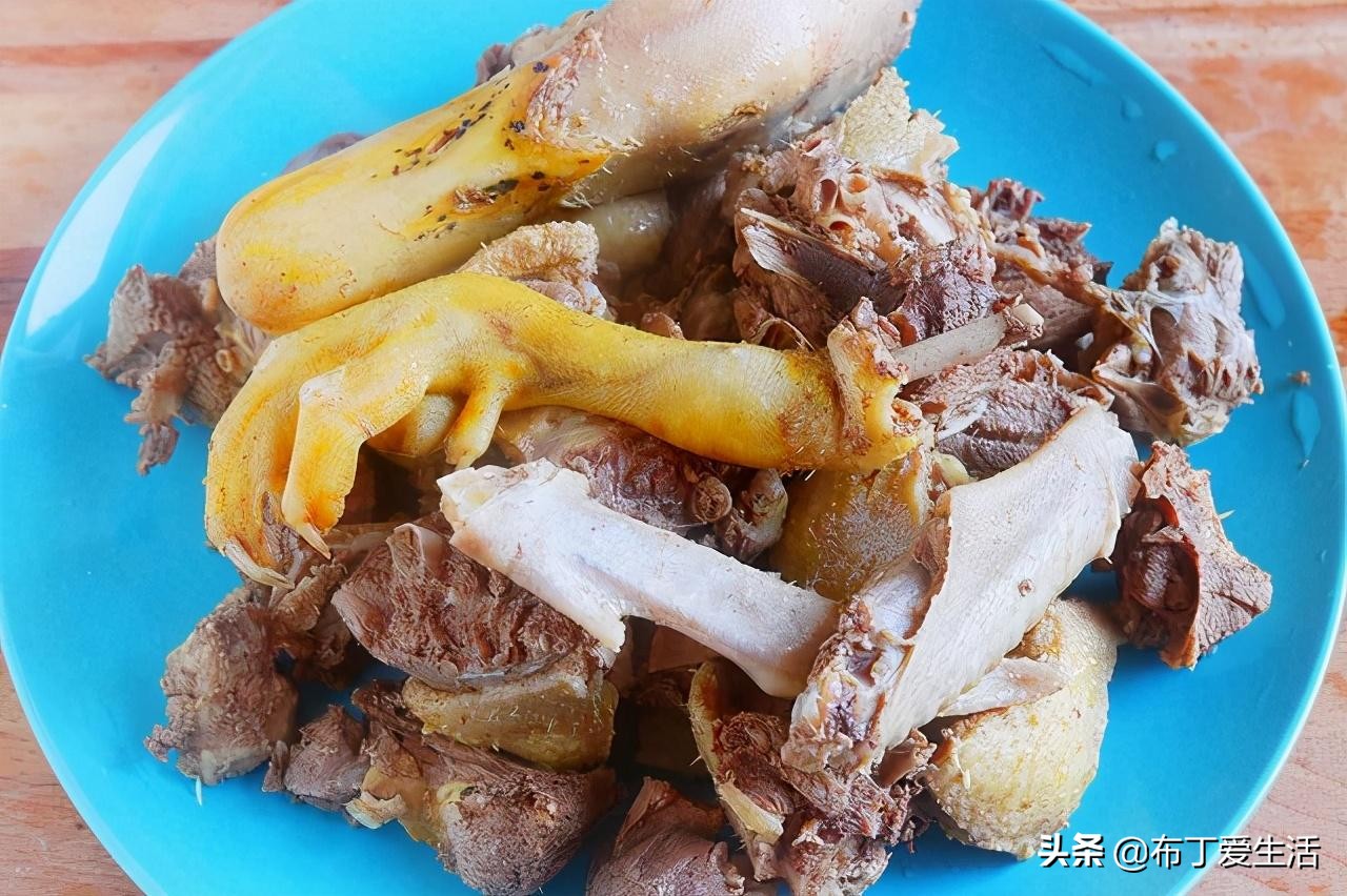 天凉给家人煮一道萝卜鸭汤，鲜香味美，好喝不上火，秋冬养肺正好