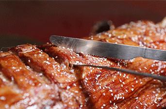 冬天必须来顿热气腾腾的烤全羊,好吃又好耍的烤全羊