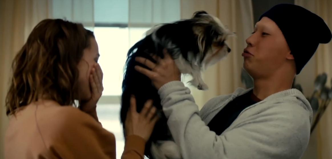 哈士奇雪橇犬多次嗅闻女主人*体下**，女主人很感激