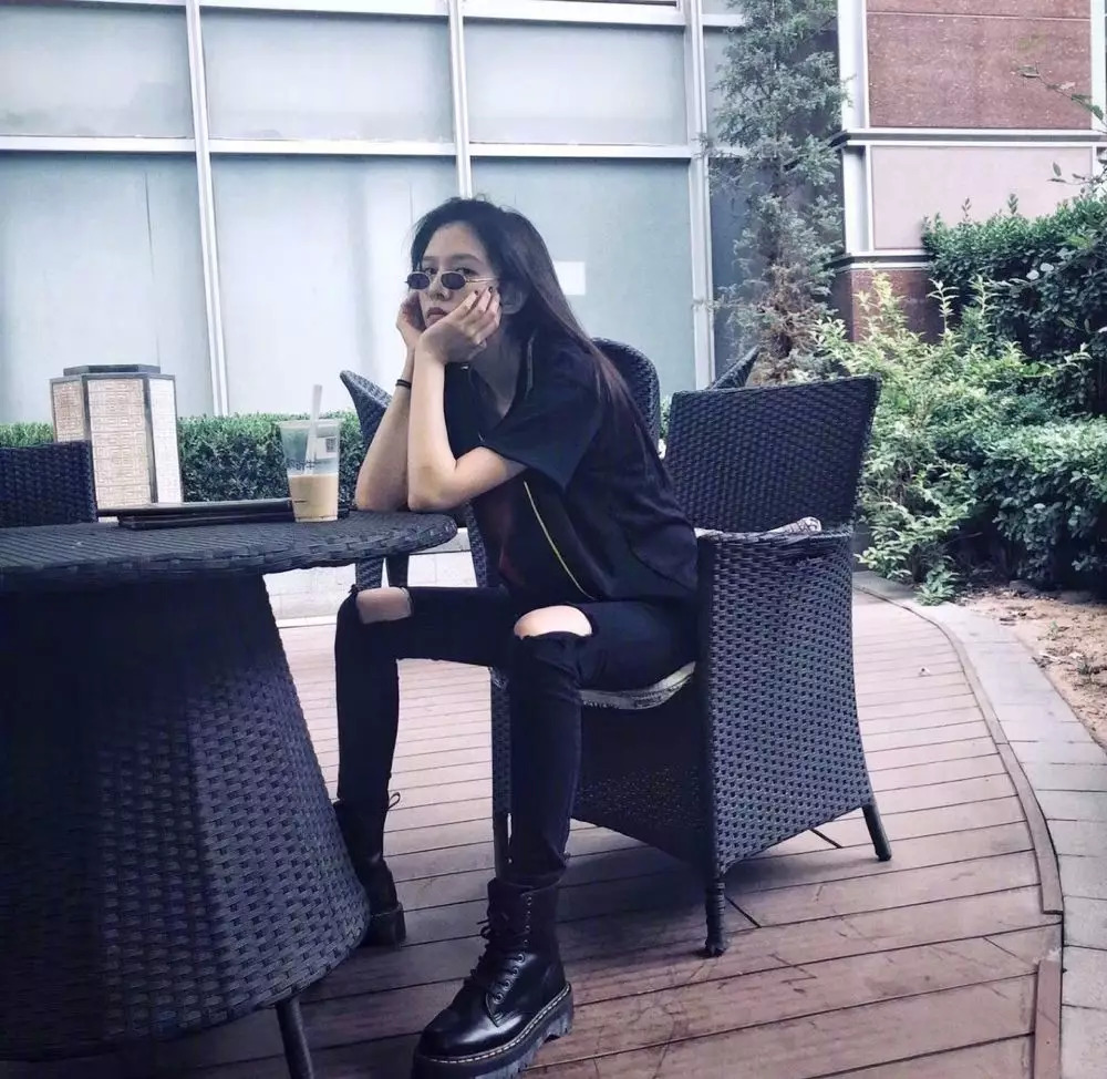 一点也不热，酷妹的马丁靴里都有空调