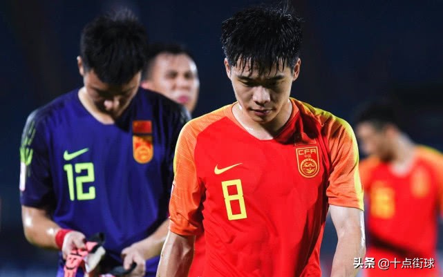 国奥乘坐经济舱回国成热议话题，但部分网友的恶毒评论，真不该