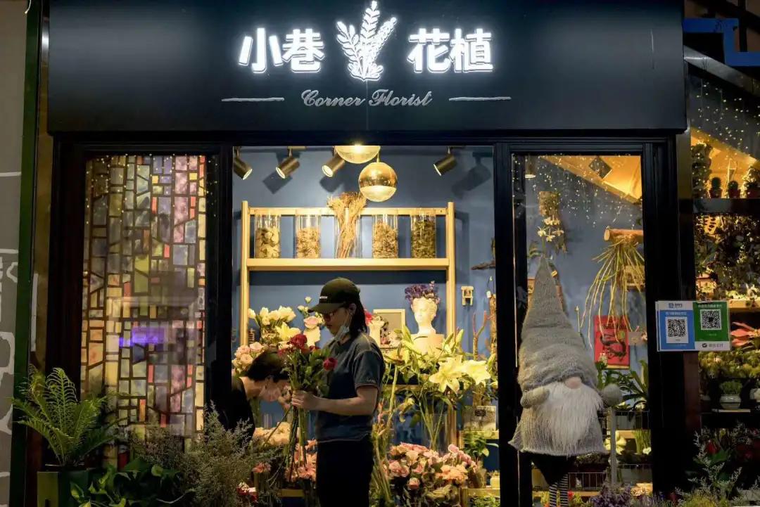 从10平方米的楼梯间花店，到130平方米的花园花店，为何她俩做得这么火？