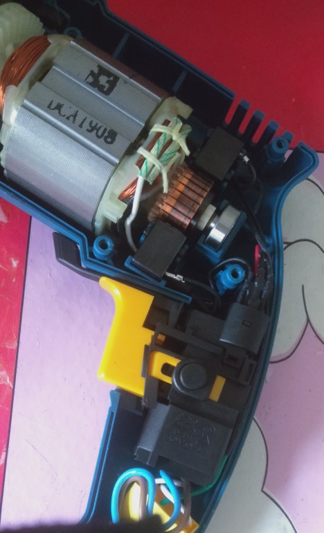 晶思达手电钻开关总成内部构造,插电款带冲击的手电钻