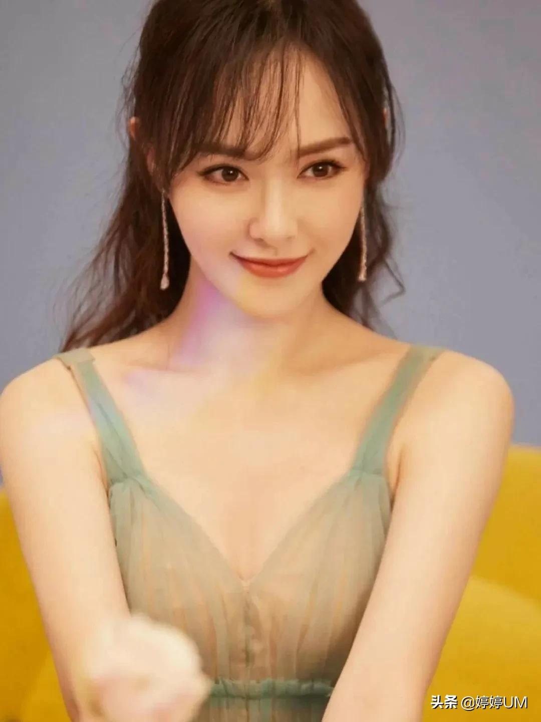 唐嫣，性感迷人、身材火辣、笑容甜美，这么好看的女人简直绝绝子