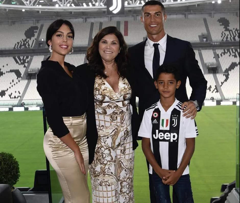 c罗在赛场亲吻乔治娜,c罗和女友乔治娜穿球衣合照图