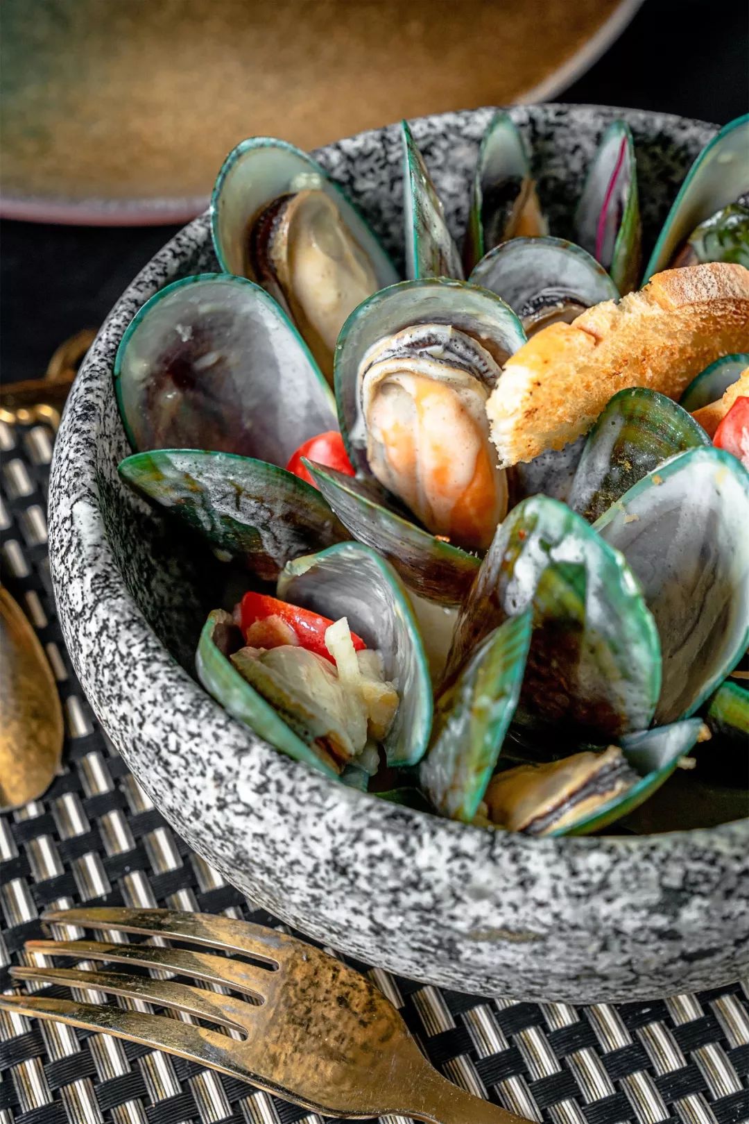 召唤佛山大胃王！足足八层高XXXXXL号大力水手汉堡，全部吃完免单