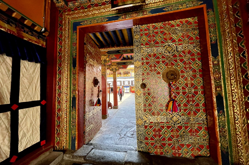 游1300年历史大昭寺，遇17岁无证导游，她说已做了四年讲解