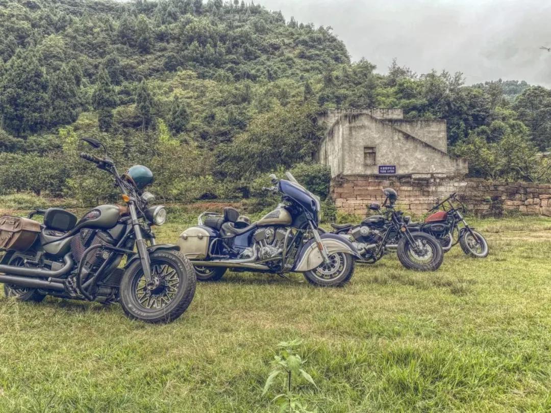 成都帅大叔卖周边,这群怕老婆的男人,偷拿私房钱也要买