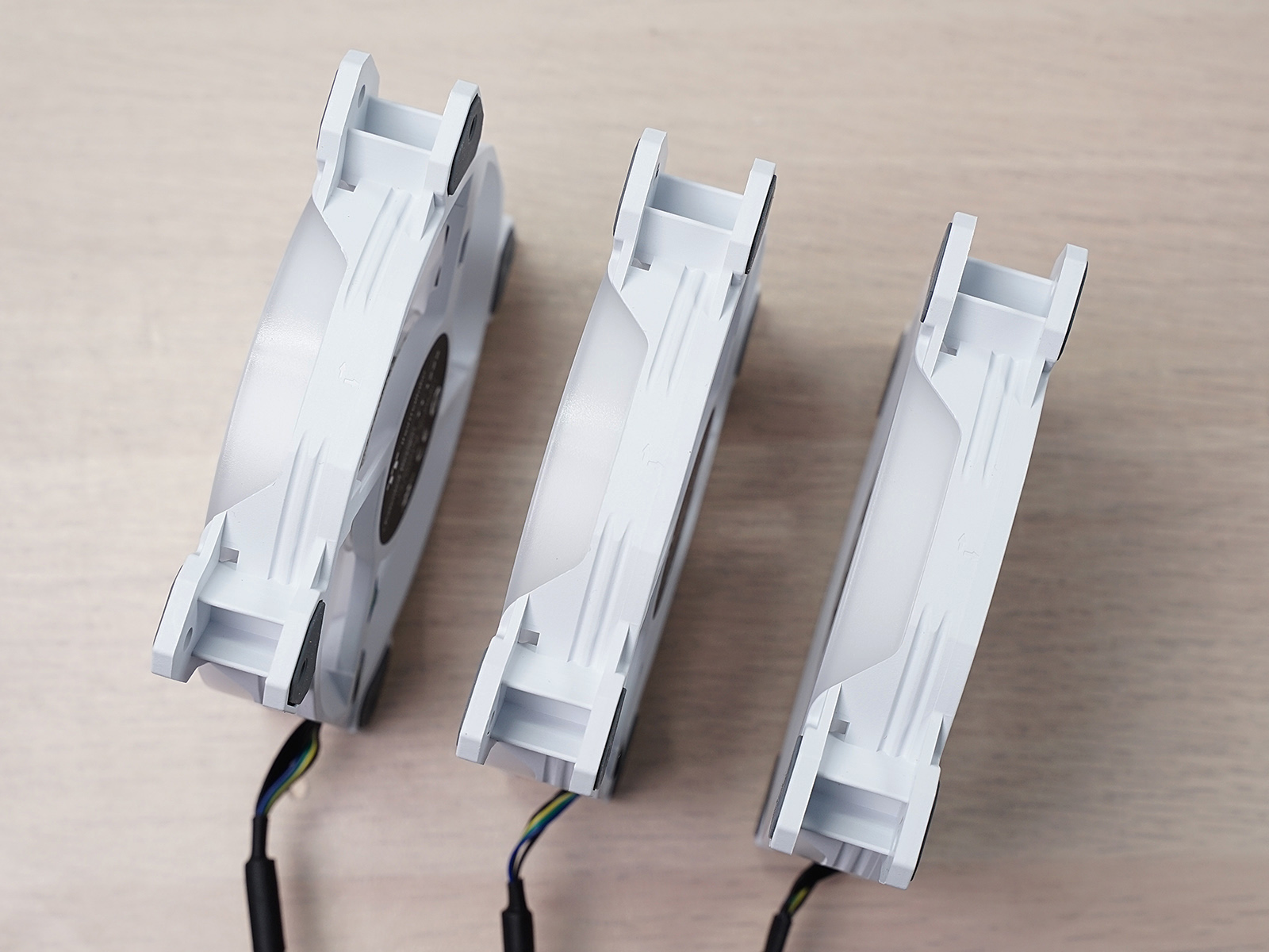 秀桌面：送老婆RGB全家桶PC，钱都花在光效上的感觉真棒