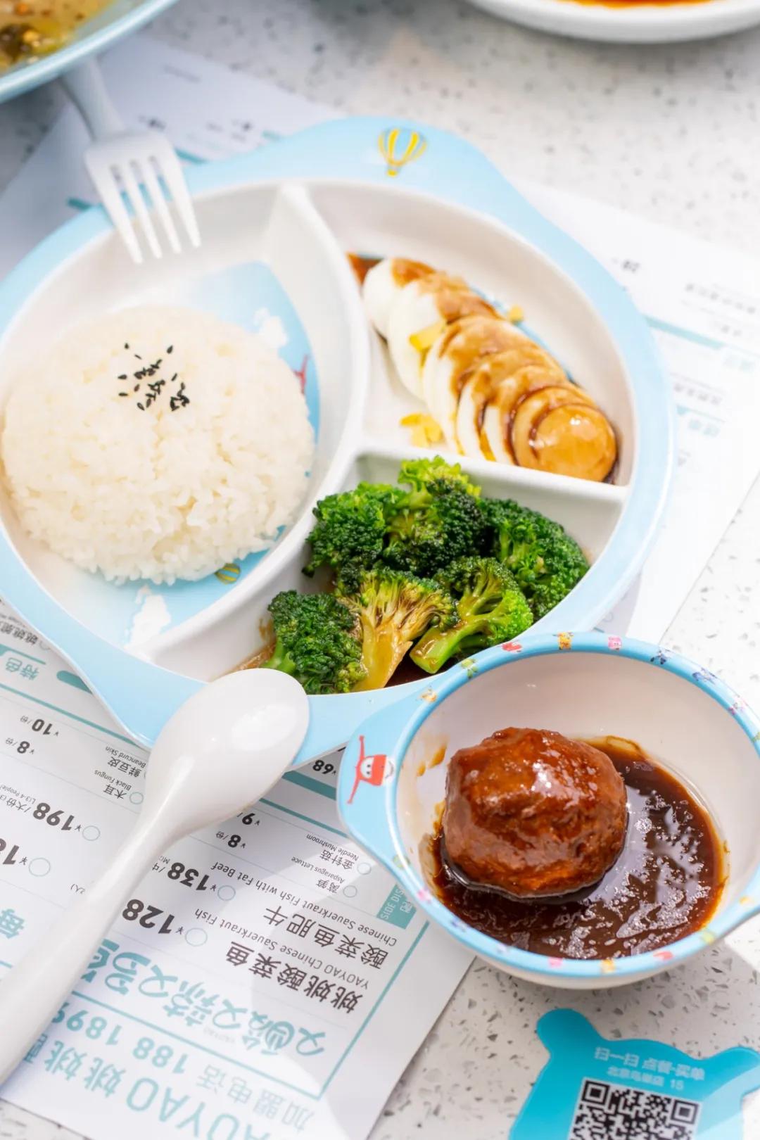 女生同行4.9折开吃！这家“网蓝”酸菜鱼店太“偏心”