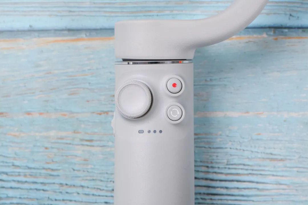 智云5和大疆om5哪个性价比更高,大疆om5稳定器放大功能不能放大