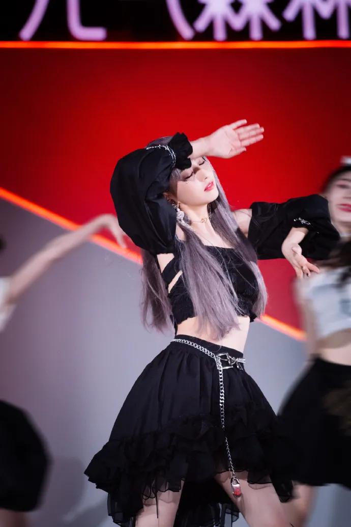 什么款式的马丁靴春夏秋冬都百搭,小个子增高马丁靴新款百搭时尚