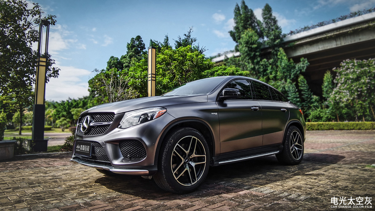 佛山奔驰gle43黑武士贴膜改色,奔驰gle320改色膜保时捷灰色
