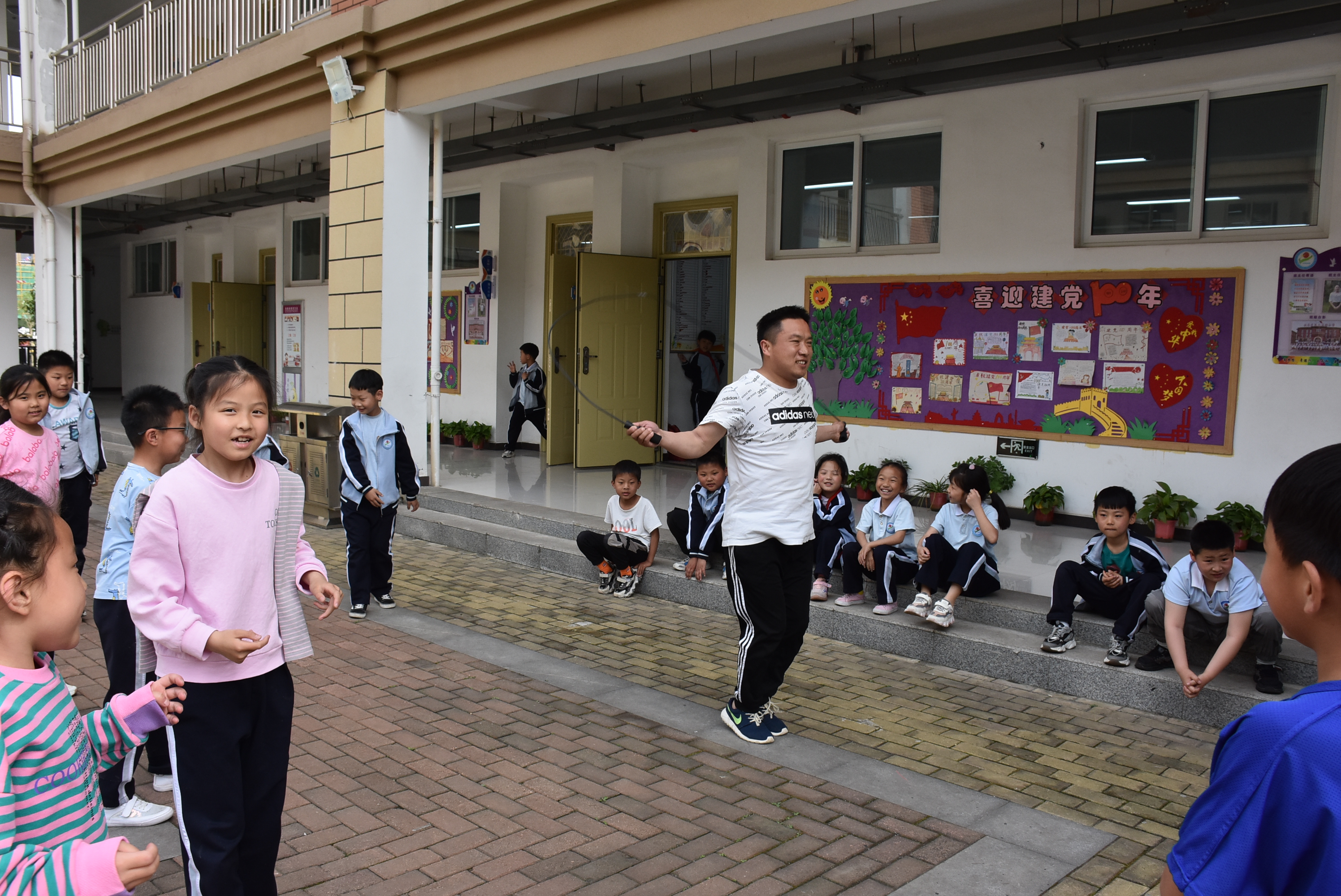 打造智创体育乐享缤纷童年,打造多彩大课间