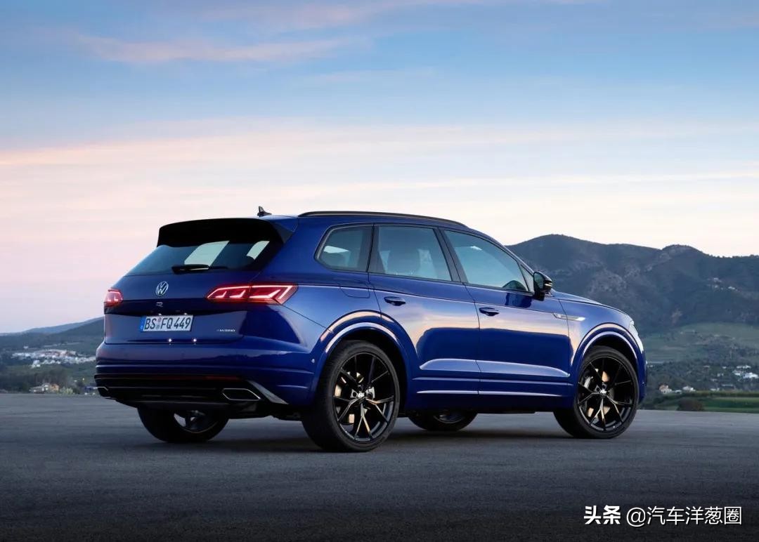 宝马发布全新车标,宝马蓝天白云标改黑白标