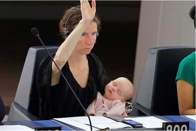 女议员带孩子工作,丹麦女议员