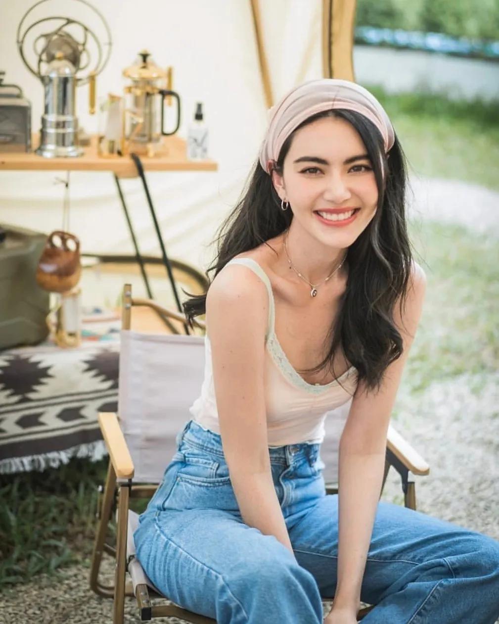 杨幂穿小吊带街拍,杨幂穿吊带衣服拍写真