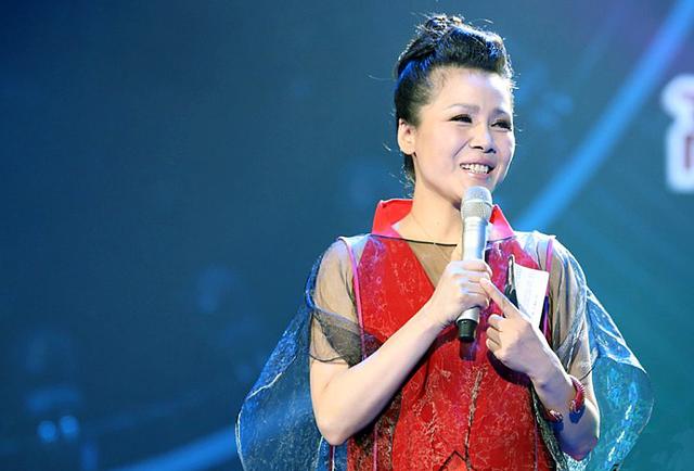 将《温柔美眉铿锵玫瑰》改唱成女足战歌，她用音乐彰显不屈斗志