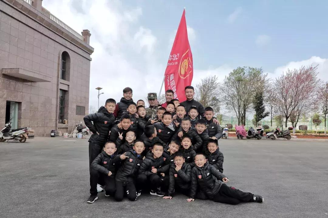 只5天时间就练出了感情——河北华夏梯队队员搂着教官依依不舍