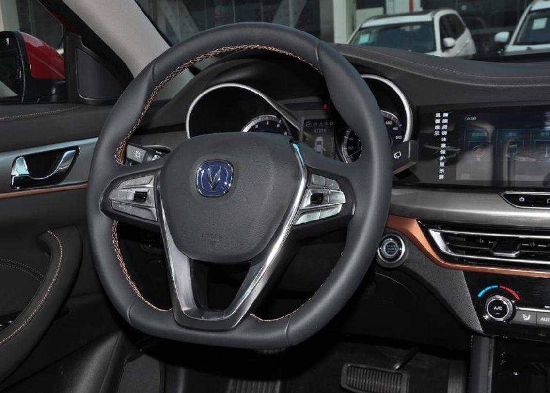 长安逸动xt到底值得买吗,国产两厢车哪款好看长安逸动xt