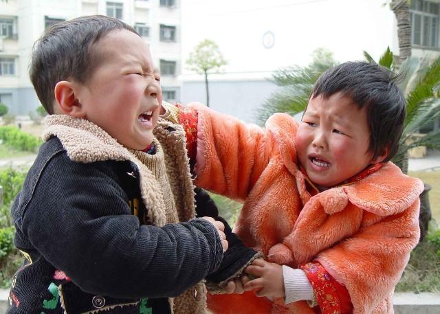 三岁小孩喜欢打人怎么正确教育,三岁孩子爱打人怎么办